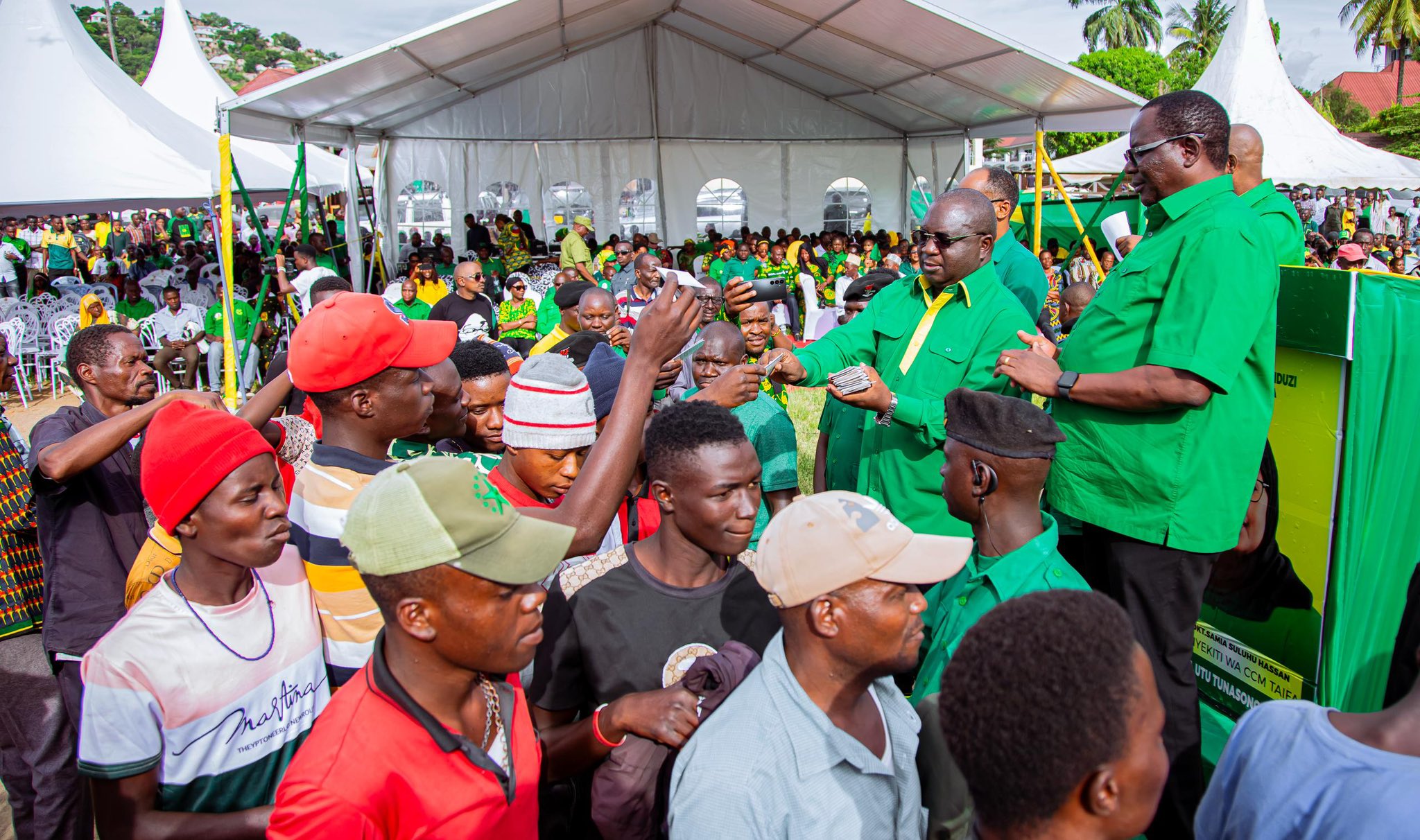 Viongozi wa Kanda CHADEMA mkoa wa Mwanza na wanachama 170 watimkia CCM
