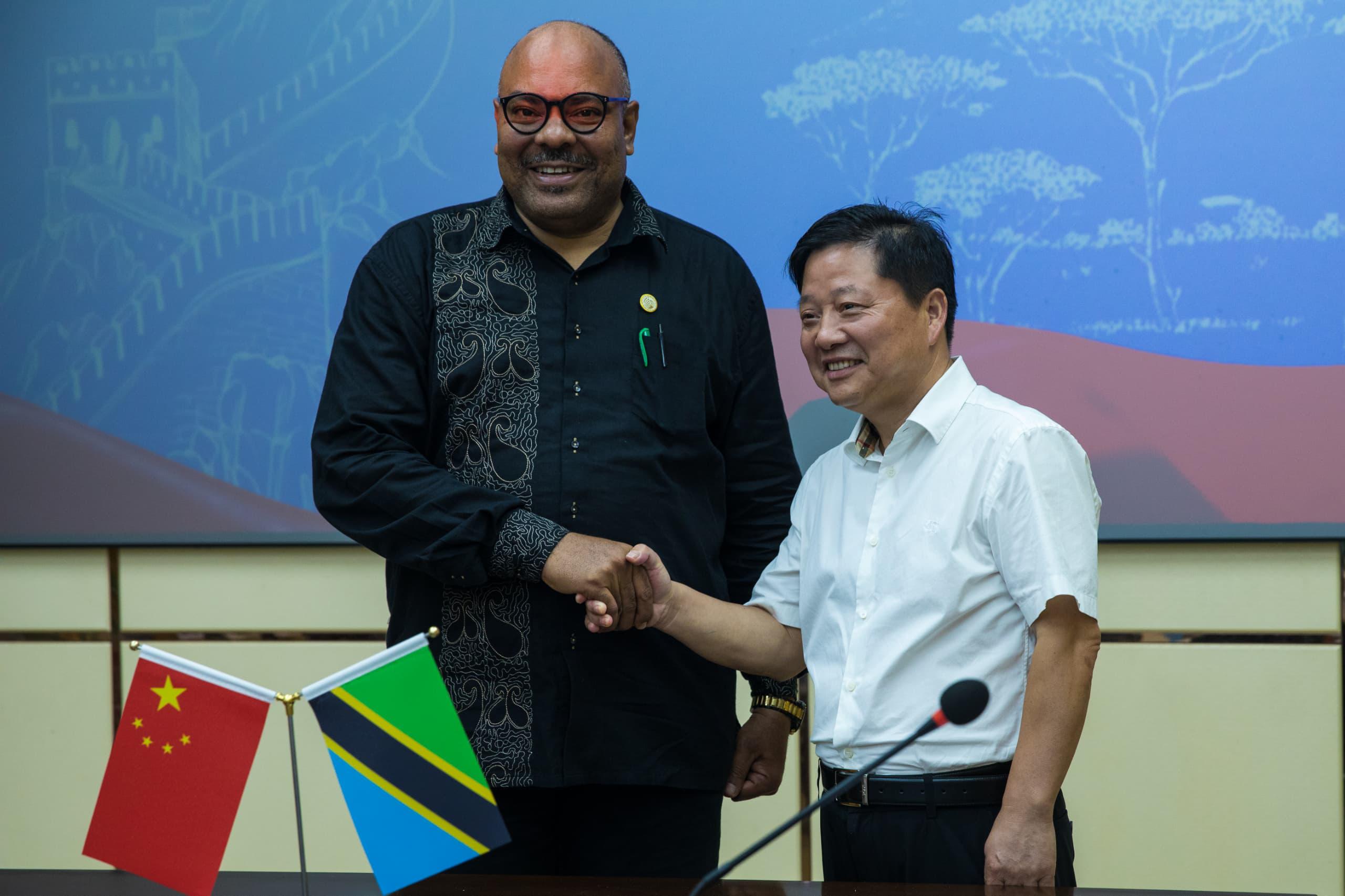Waziri Kombo aisisitiza Kampuni ya Hunan ER-Kang kuongeza uzalishaji wa dawa nchini