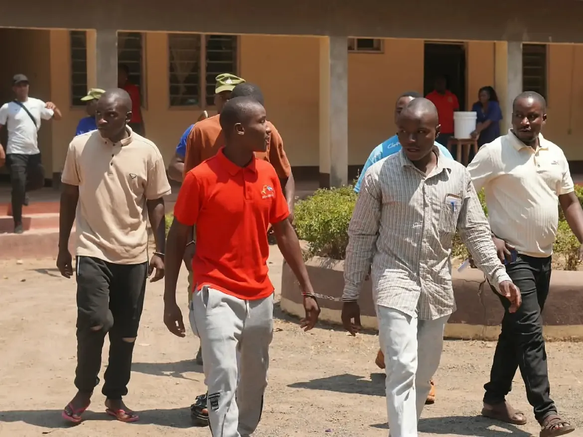 Mahakama yahukumu watatu kwenda jela miaka 30 kwa unyang’anyi wa kutumia silaha Mahakama yahukumu watatu kwenda jela miaka 30 kwa unyang’anyi wa kutumia silaha